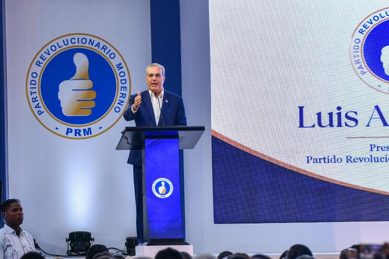 Abinader asume presidencia del PRM y promete arbitrar con imparcialidad la sucesión de 2028