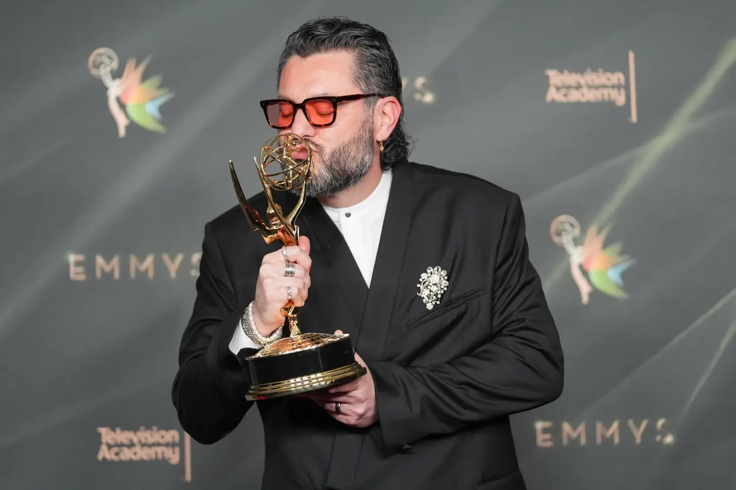 “The Pitt”, “Hacks” y “Pluribus” buscan dominar los Emmy; Bad Bunny ya obtuvo su primer premio