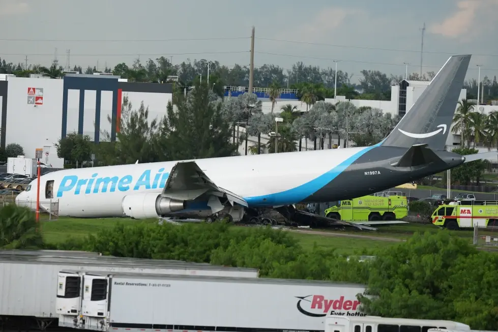 Investigan si aterrizaje tardío provocó accidente de avión de Amazon en Miami que dejó cinco muertos