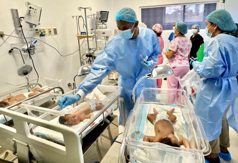 Denuncian muerte de dos bebés y estado grave de otros seis por presunta bacteria en hospital de Monte Plata