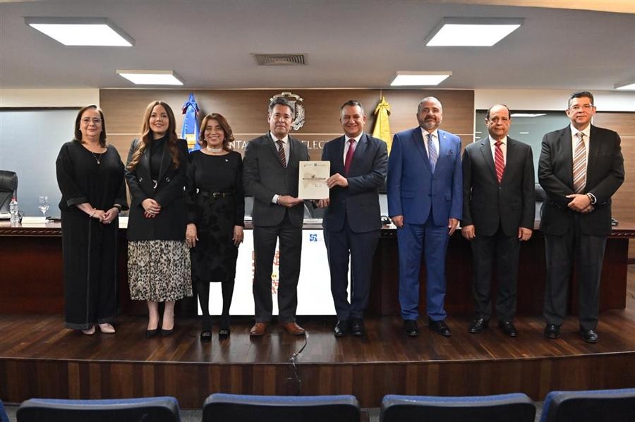 Voto obligatorio, descuentos y becas entran al debate para enfrentar creciente abstención electoral en RD