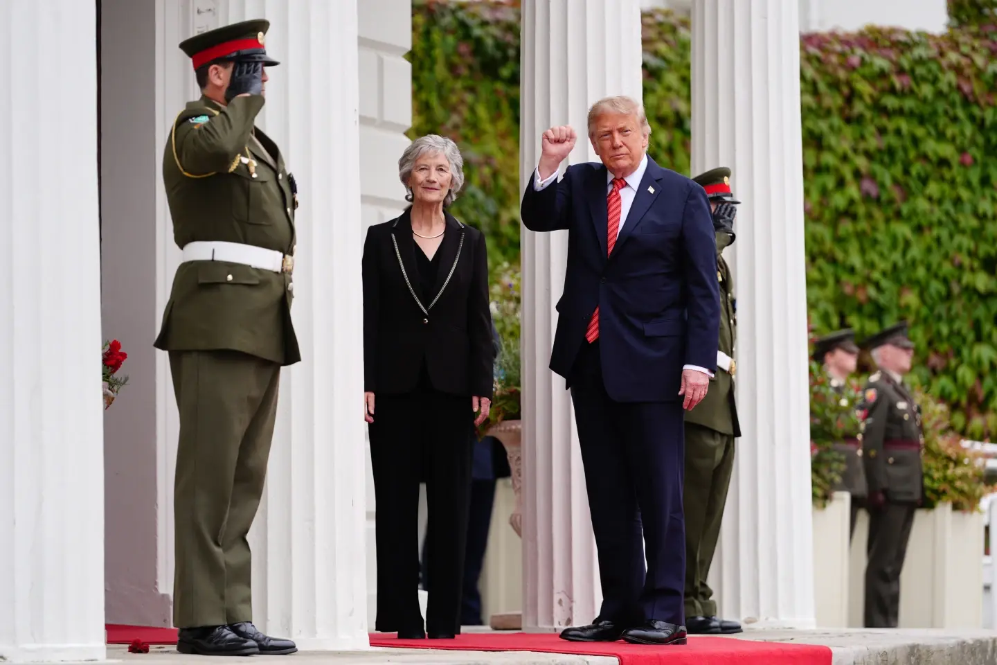 Trump genera controversia al respaldar una Irlanda unificada durante visita a su campo de golf
