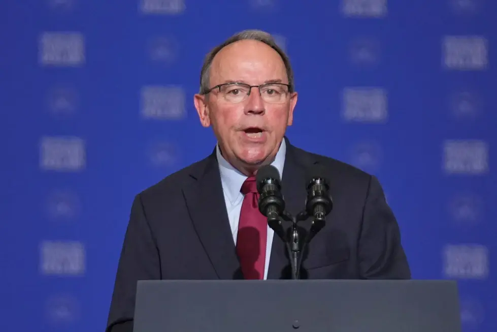 Congresista de Wisconsin sobrevive a aterrizaje de emergencia y nada hasta zona segura