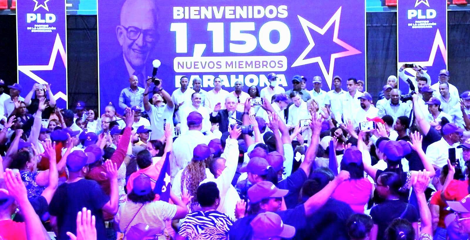 Danilo Medina juramenta a 1,150 nuevos miembros del PLD en Barahona