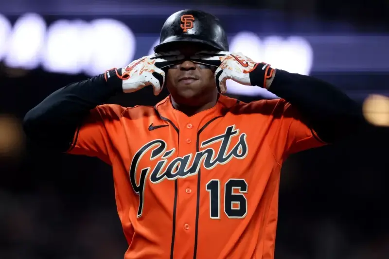 Rafael Devers termina su temporada con los Gigantes y podría ser operado por lesión abdominal