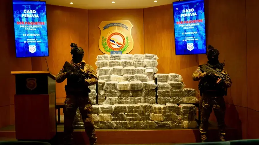 Interceptan lancha con 595 paquetes de presunta cocaína frente a las costas de Baní