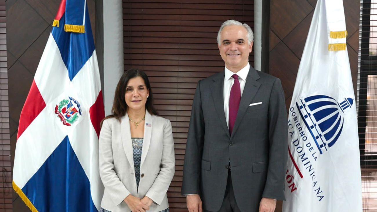 De Camps y embajadora de Estados Unidos analizan cooperación en bilingüismo y tecnología educativa
