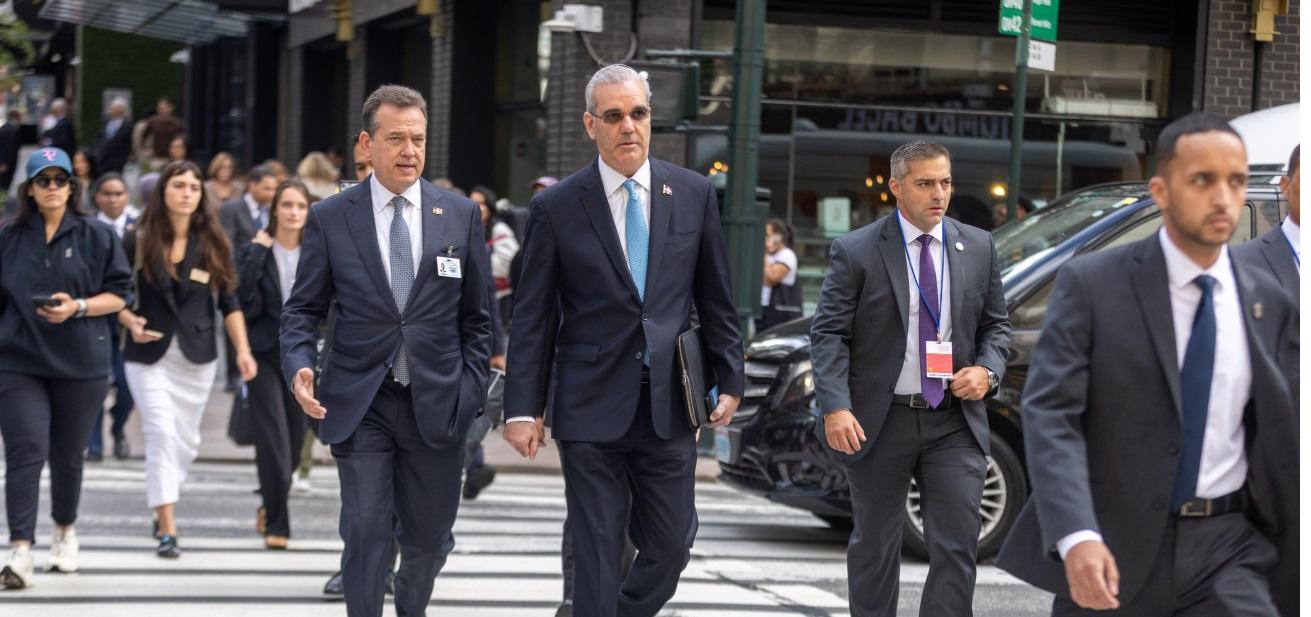 Abinader camina por las calles de Nueva York y conversa con la Unesco sobre avances educativos