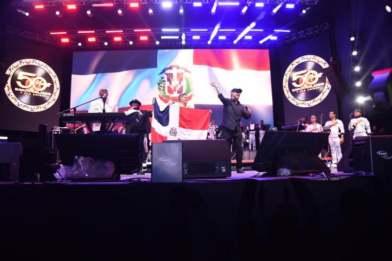 Al menos tres heridos al activarse cañón de serpentinas durante concierto de Ramón Orlando en el Olímpico