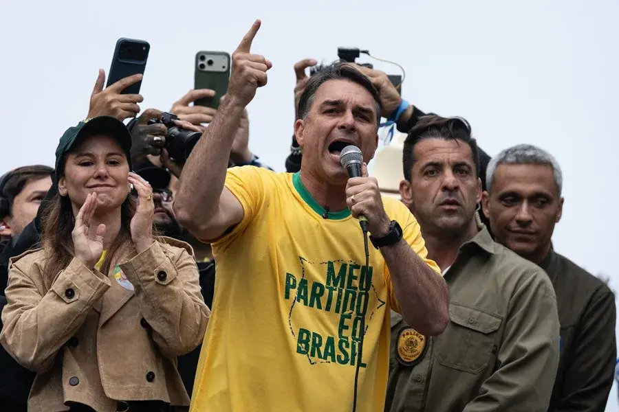 Flávio Bolsonaro promete sumar a Brasil al Escudo de las Américas si gana las elecciones