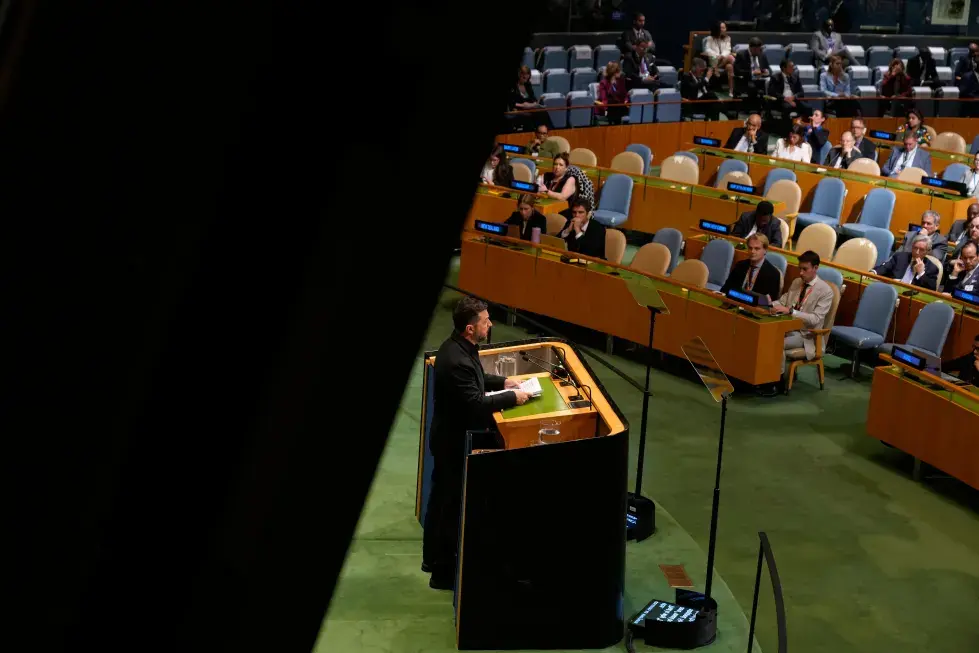 Zelenskyy pide ante la ONU cortar los ingresos de Rusia mientras EEUU explora un cese parcial de ataques