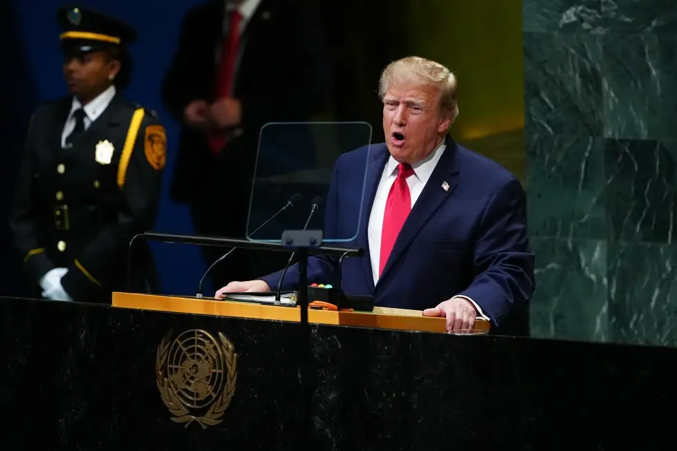 Trump rebautiza la IA como “superinteligencia” mientras líderes tecnológicos advierten en la ONU sobre riesgos para la humanidad