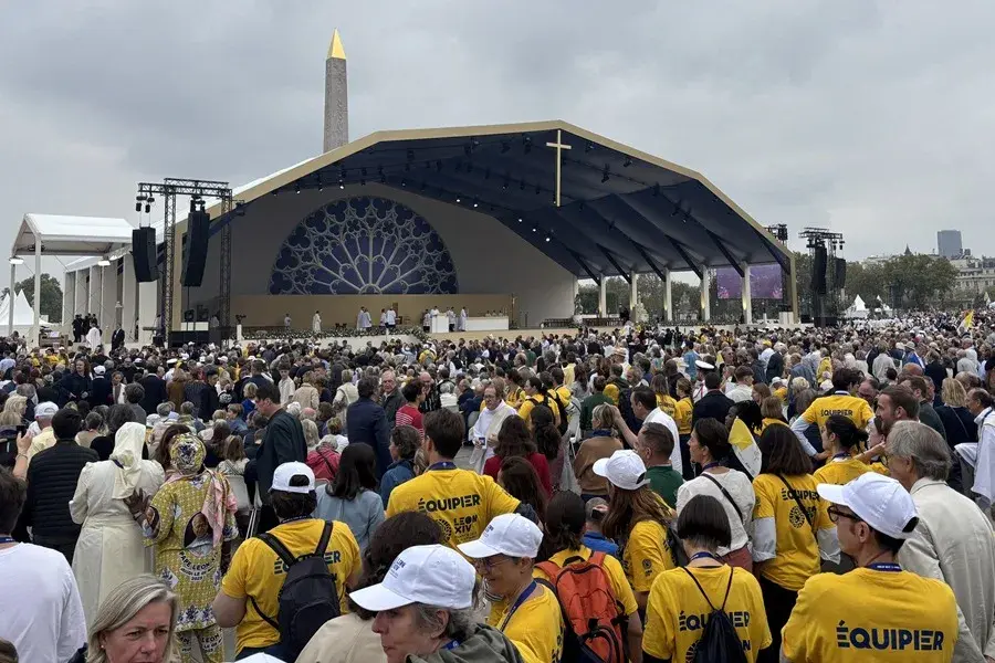 El mensaje de paz de León XIV conquista a los fieles que toman en masa el corazón de París