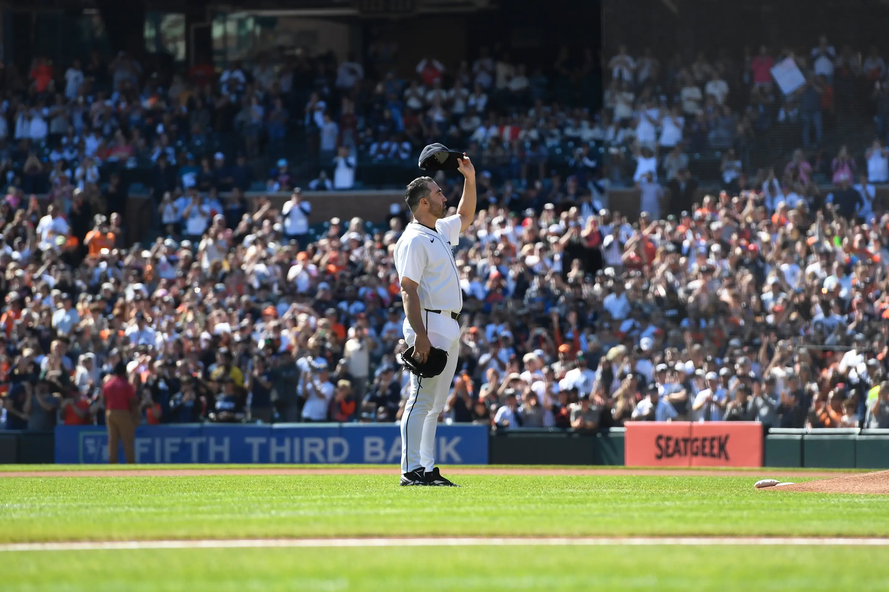 Verlander cierra su carrera entre lágrimas y abrazos de su familia en una emotiva despedida en Detroit