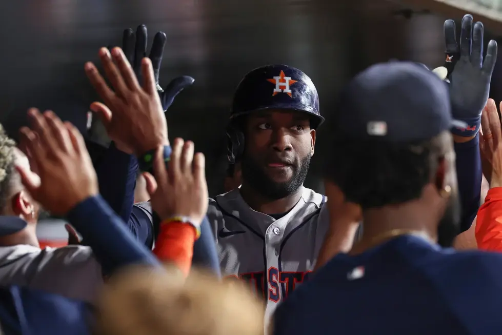 Jeremy Peña dispara dos jonrones y Astros aplastan 13-2 a los Atléticos para quedar a un paso del título divisional