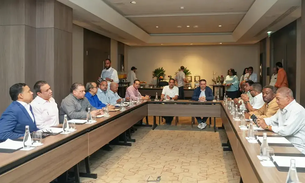 Transportistas acuerdan no subir pasajes de inmediato tras reunión con el MICM por alzas de combustibles