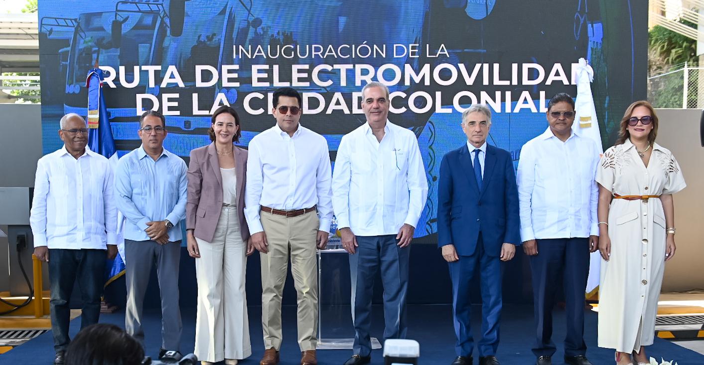 Presidente Abinader y ministro Collado inauguran la Ruta de Electromovilidad en Ciudad Colonial.