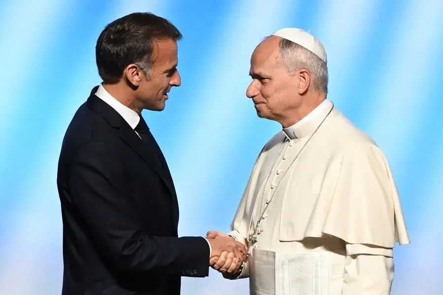 El papa pide paz en una época azotada por divisiones y conflictos durante una misa en Metz (Francia)