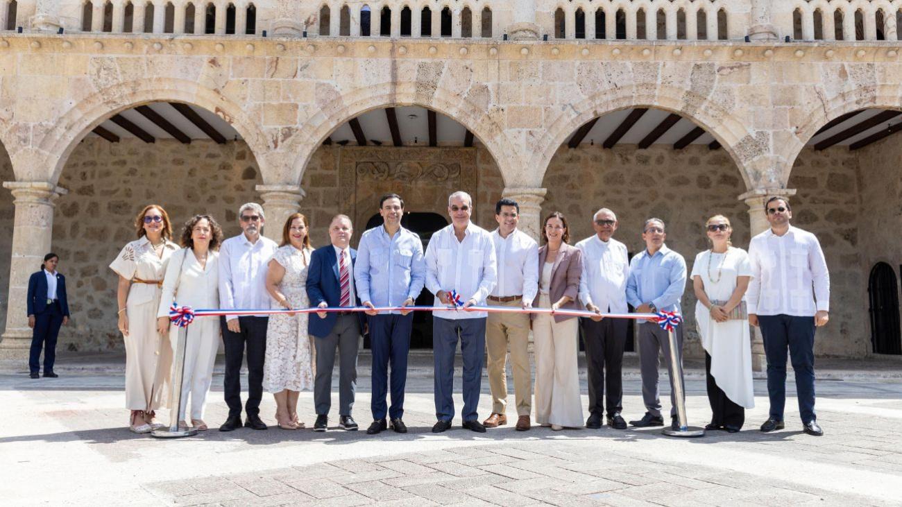 Abinader inaugura restauración del Alcázar de Colón y pone en marcha Ruta de Electromovilidad en la Ciudad Colonial