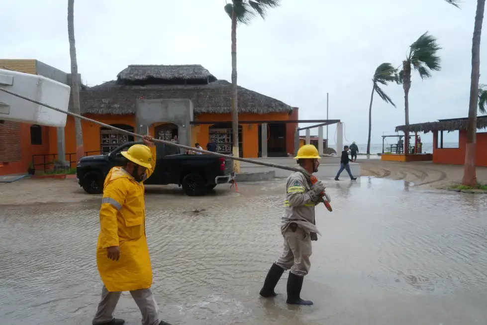 Huracán Polo golpea Baja California Sur y avanza hacia Sonora; México mantiene alertas por inundaciones y vientos peligrosos