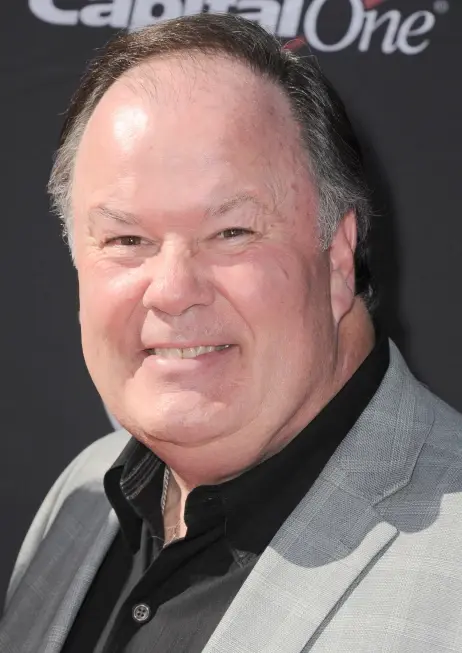 Fallece a los 75 años Dennis Haskins, el inolvidable director Belding de la serie «Saved by the Bell»