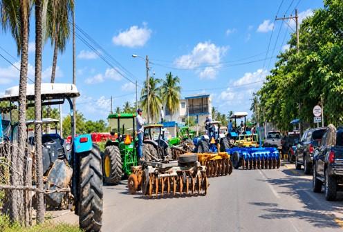 Reclamo de RD$550 millones provoca bloqueo de vías y detención de dirigentes agrícolas en San Juan