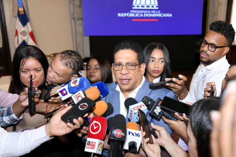 Carlos Pimentel defiende licitaciones del Inabie y afirma que críticas parten de la ignorancia