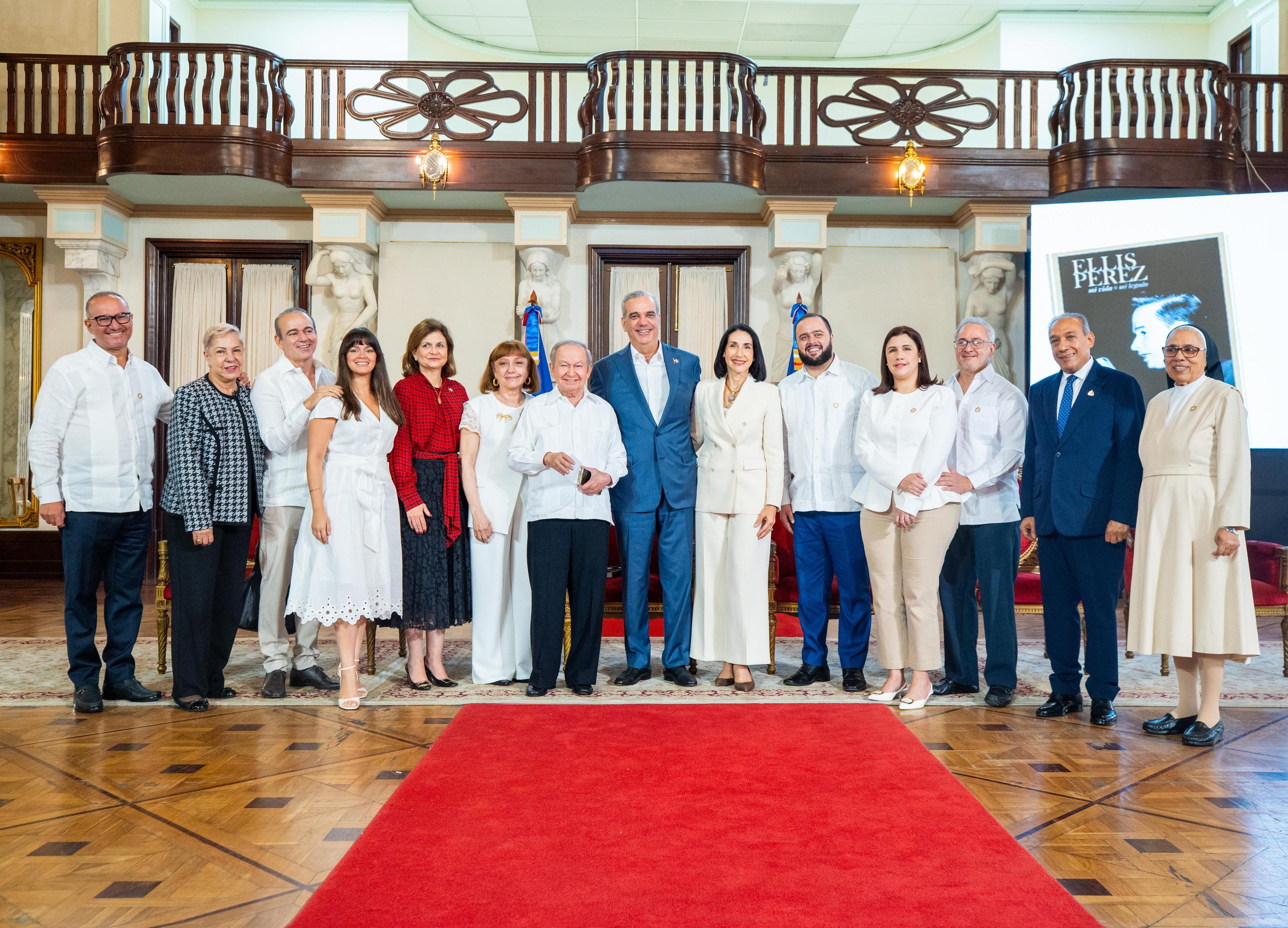 Ellis Pérez y Hogar de Ancianos de Higüey reciben premios por sus aportes a los adultos mayores