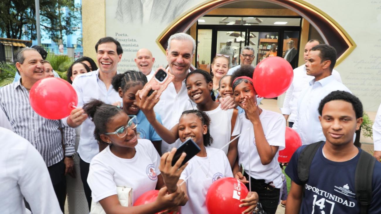 Abinader destaca acogida de la Feria del Libro e invita a niños y jóvenes a cultivar la lectura