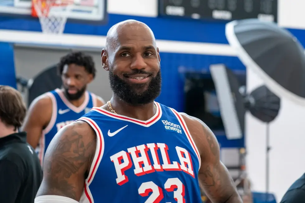 LeBron James brilló y dio un gran show en su primer scrimmage público con los 76ers