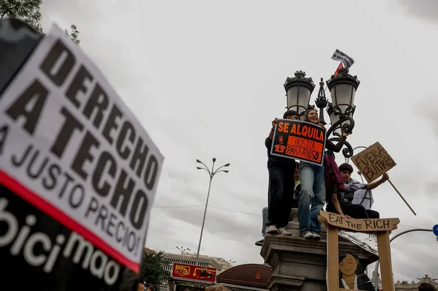 Pedro Sánchez prosigue sus contactos tras las manifestaciones para decidir si convoca elecciones