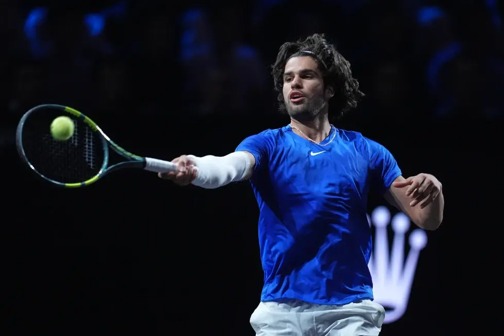 Alcaraz supera una racha de 16 puntos perdidos y vence a Munar para avanzar a la final de Tokio
