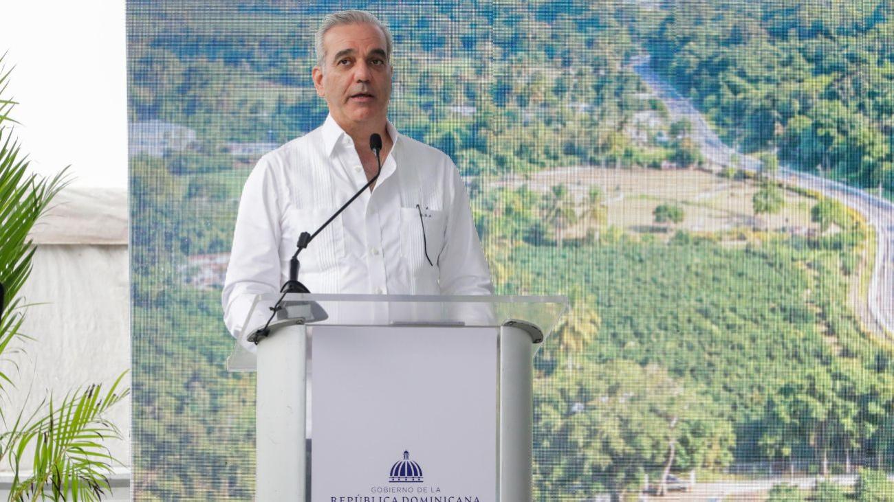 Abinader reta a comparar “20 años contra seis” al inaugurar carretera que conecta Ocoa con el Cibao