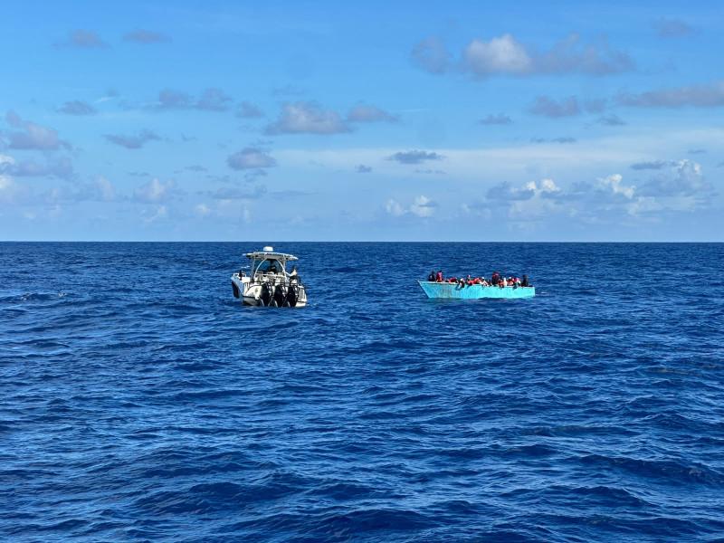 Armada intercepta embarcación con 59 personas a bordo al norte de Samaná