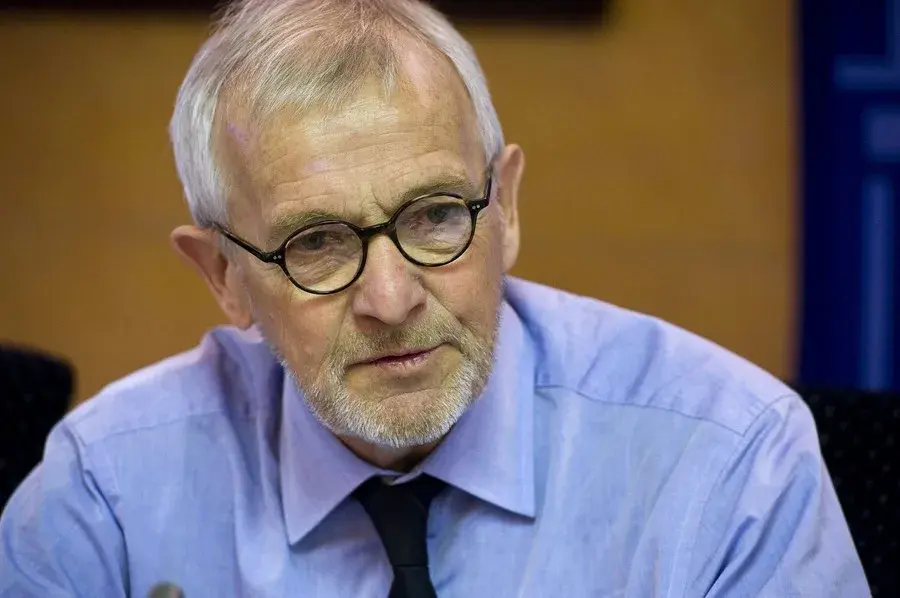 Francis Halzen gana el Nobel de Física por abrir una nueva ventana al universo desde el hielo antártico