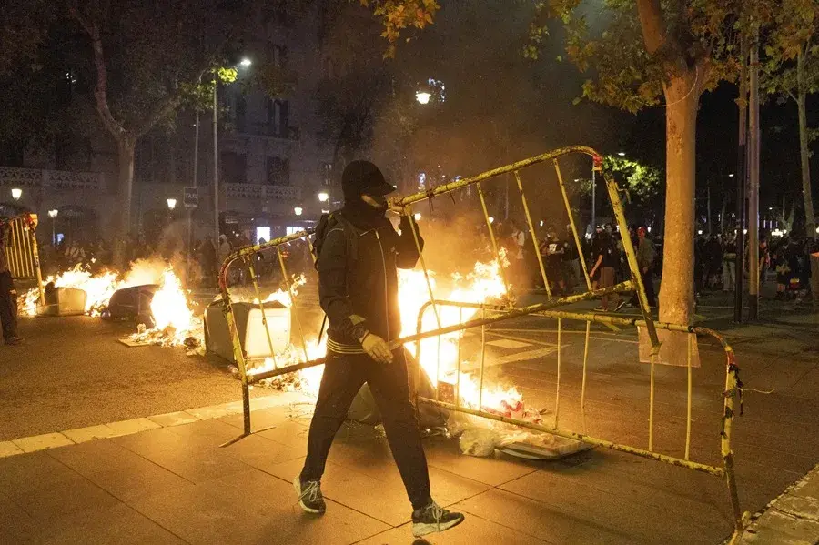 Trece detenidos y 30 mossos heridos leves tras la manifestación por la crisis de la vivienda en Barcelona