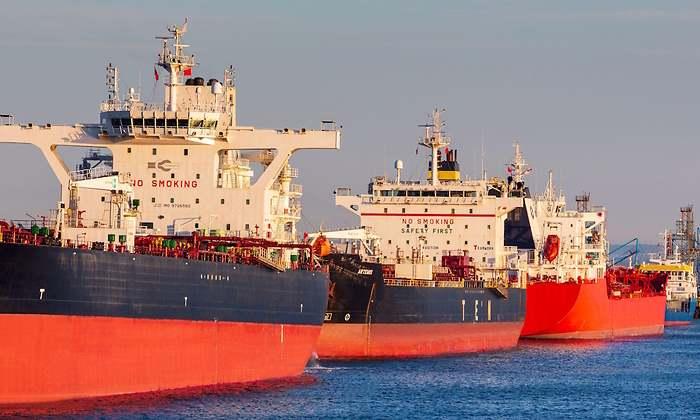 La recuperación del flujo petrolero en Ormuz y del oleoducto saudí empuja al Brent por debajo de los 98 dólares