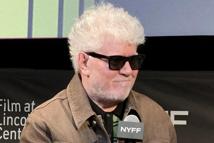 Pedro Almodóvar dice que quiere llevar al cine ‘Peces’, una intensa novela lésbica de Eva Baltasar