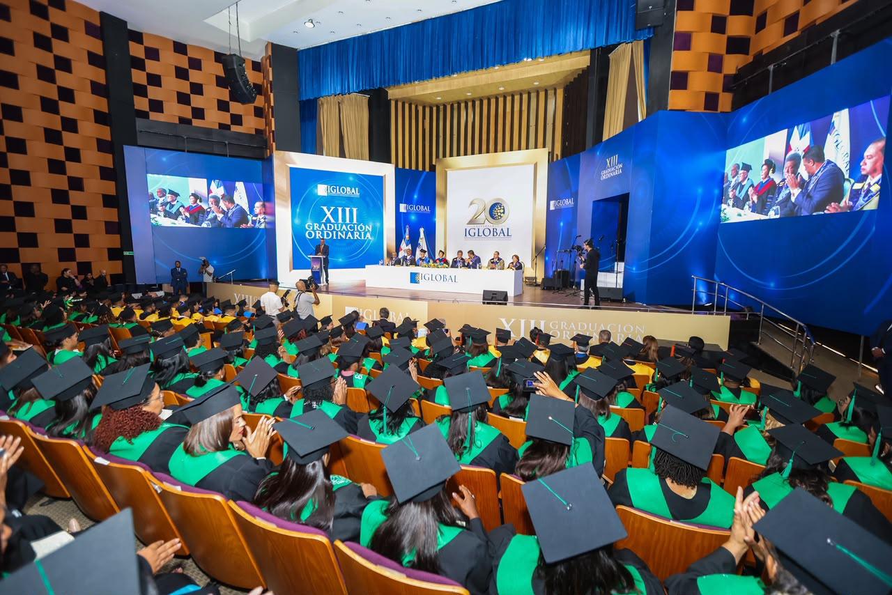 IGLOBAL gradúa a 241 nuevos profesionales en acto encabezado por Leonel Fernández