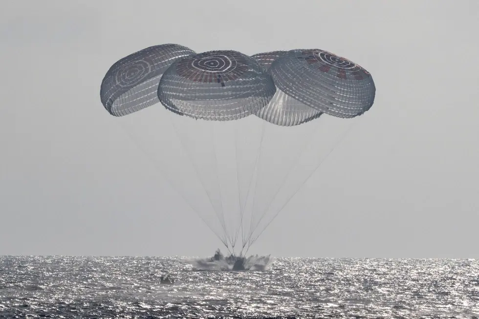 Cuatro astronautas regresan a la Tierra tras ocho meses en el espacio
