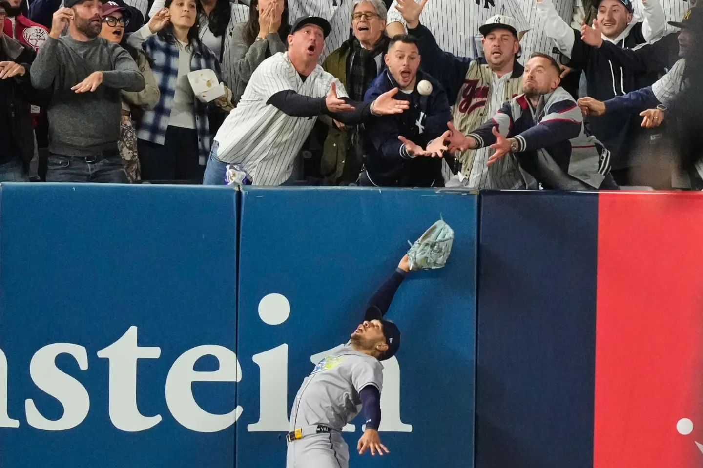 Interferencia de un fanático frustra el empate de los Yankees y los Rays completan la barrida