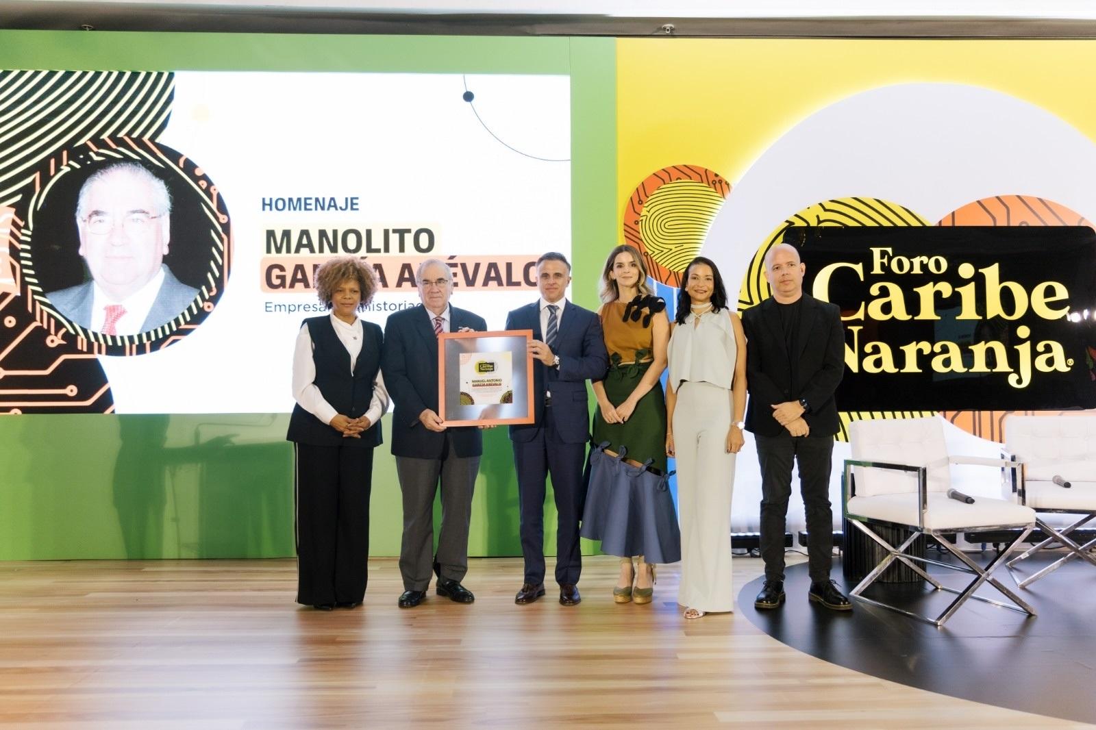 Manuel García Arévalo recibe reconocimiento en VI Foro Caribe Naranja