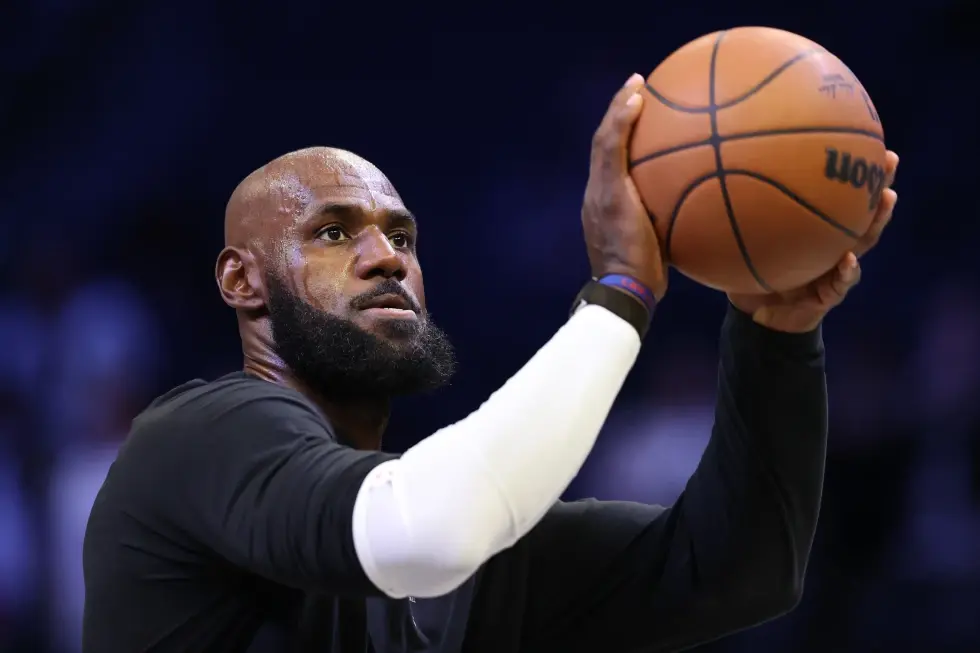 LeBron James debuta con los 76ers en la pretemporada frente a Brooklyn