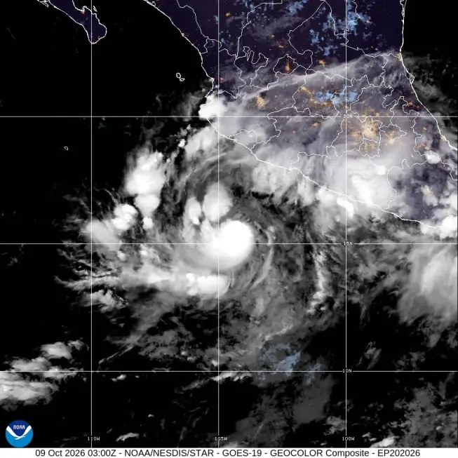 Huracán Simón se intensifica a categoría 2 en su camino hacia las costas del Pacífico mexicano