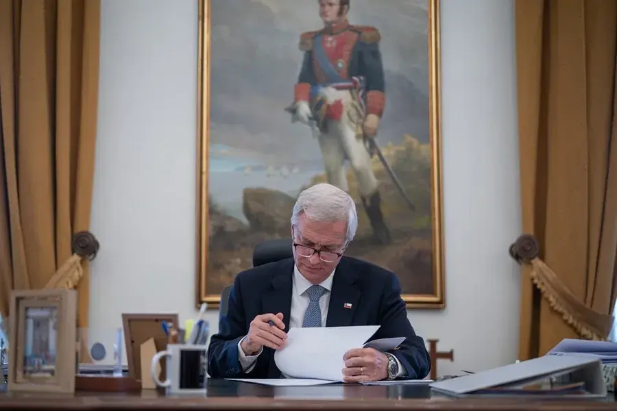Kast promulga su megarreforma económica sin ceremonia debido a la emergencia en Chile