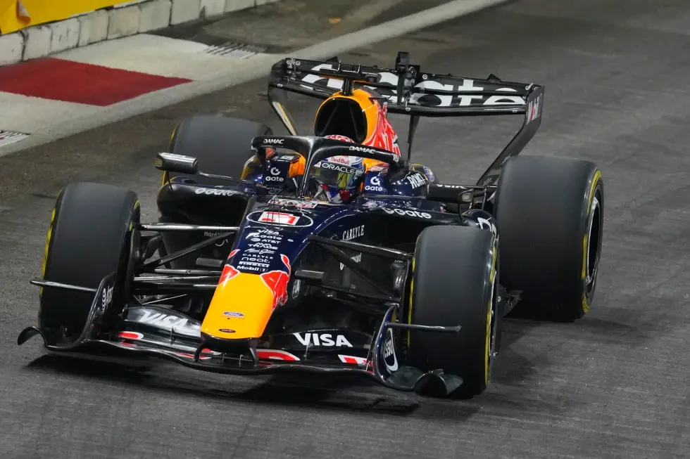 Verstappen conquista la pole del sprint en Singapur y Russell busca recortar la ventaja de Antonelli