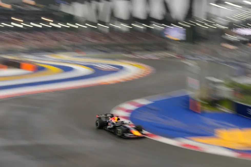 Russell se estrella cuando iba líder y Verstappen gana el sprint de la F1 en Singapur