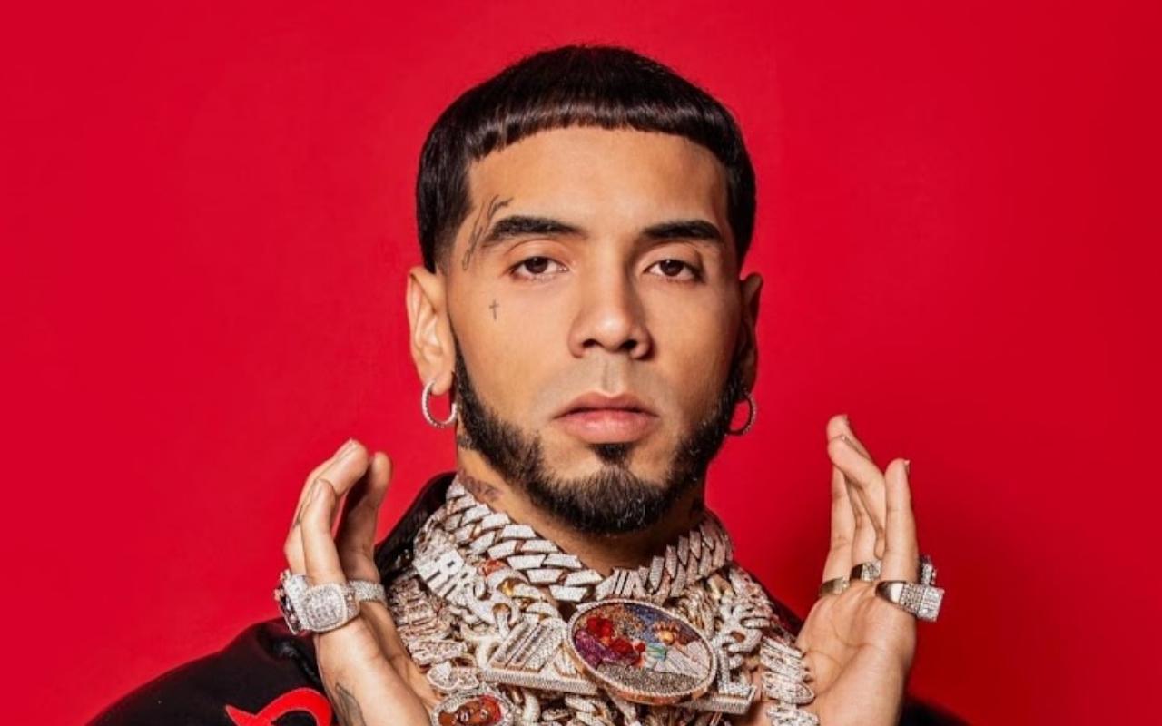 Anuel AA pide a Karol G que lo desbloquee y revive su historia sentimental con el estreno de «Vuelve»