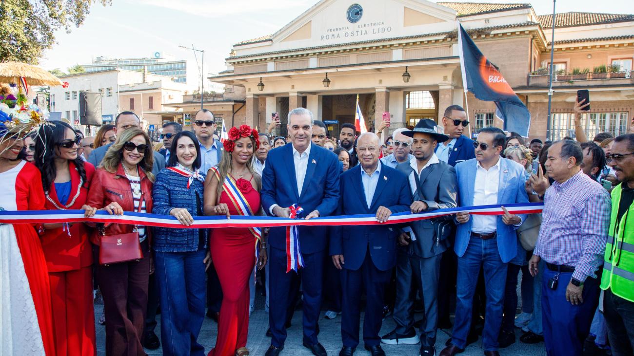Abinader llega a Roma, anuncia invitación al papa León XIV y encabeza la Parada Dominicana