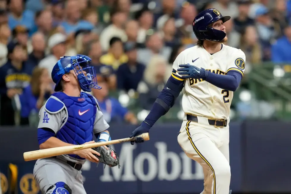 Turang pega jonrón y el bullpen de Milwaukee cumple. Cerveceros vencen 2-1 a Dodgers